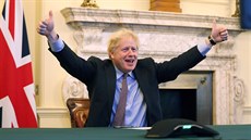 Britský premiér Boris Johnson se raduje z uzavření dohody. (24. prosince 2020)