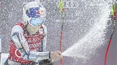 Ester Ledecká slaví v záplav ampaského vítzství v super-G ve Val dIsere.