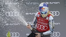 Ester Ledecká slaví v záplav� �ampa�ského triumf v super-G ve Val d�Isere.