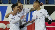 Fotbalisté Slovácka se radují z gólu Jana Kalabišky (vpravo).