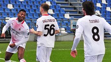Fotbalisté AC Milán se radují, Rafael Leao (vlevo) práv� vst�elil nejrychlej�í...