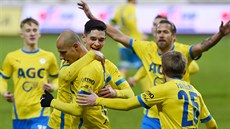 Fotbalisté Teplic oslavují vít�zný gól, který vst�elil Tomá� Ku�era (v pop�edí).