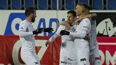 Fotbalisté Slovácka oslavují gól v plzeňské síti.