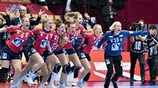 Norské házenkářky se radují ze zisku zlatých medailí na mistrovství Evropy.