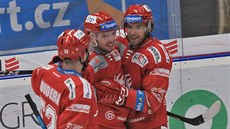 Třinečtí hokejisté oslavují gól, který vstřelil Patrik Hrehorčák (uprostřed).