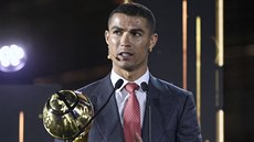 Cristiano Ronaldo pebírá trofej pro nejlepího hráe století Globe Soccer...