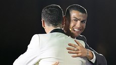 Cristiano Ronaldo se pi galaveeru Globe Soccer Awards na pódiu zdraví s...