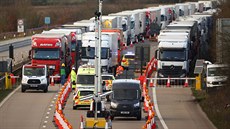 Tisíce řidičů kamionů stále čekají v Británii na hranicích, jelikož Francie...
