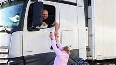 Tisíce idi kamion stále ekají na hranicích Británie, jeliko Francie...