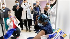 Okování zdravotník v newyorské nemocnici Mount Sinai Hospital vakcínou proti...