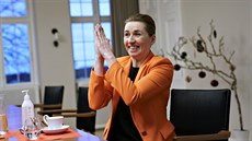 Dánská premiérka Mette Frederiksenová s radostí sleduje okování prvních lidí...