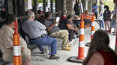 Ameriané ekají na podporu v nezamstnanosti. Mnozí z nich ztratili práci...