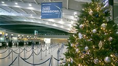 Nová mutace koronaviru vylidnila londýnské letiště Heathrow. (20. prosince 2020)
