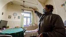 Chorvatka Ankica Longarevičová ukazuje škody, které v jejím domě v obci...