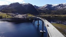 Most pes &#197;stfjord o délce 735 metr kvli promnlivému podloí vyadoval...