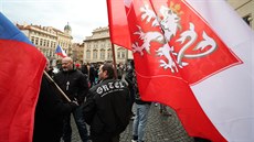 Desítky lidí se v úterý odpoledne sely na Malostranském námstí v Praze na...