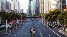 Bez �ivota. Sv�t zíral, jak virus vylidnil ulice Wu-chanu  (na snímku) a...