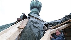 Obnovu doilých ástí krovu na dom Kalich v Litomicích je ojedinlá v...