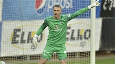 Branká� Vít Nemrava ze Slovácka diriguje obránce v ligovém utkání v Mladé...