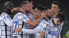 Radost fotbalist� Inter Milán: Lukaku, �kriniar, Lautaro Martinez, Brozovi�,...