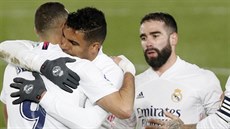 Casemiro a Karim Benzema z Realu Madrid se radují po vítězství nad Granadou.