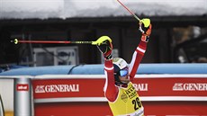 Manuel Feller v cíli slalomu v Alta Badii.