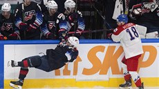 David Vitouch srazil hokejist Spojených stát Alexe Turcotta k ledu.