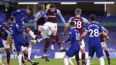 Thiago Silva (vlevo naho�e) st�ílí gól Chelsea v zápase s West Hamem.