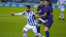 Willian Jose (vlevo) ze San Sebastianu bránný  Mariem Hermosou z Atlética...