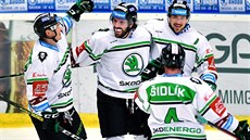 Valentin Claireaux (uprosted) z Mladé Boleslavi se raduje se spoluhrái z gólu...