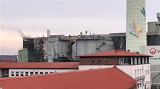 Hasiči zasahují u výbuchu v elektrické části teplárny v Kolíně. (28.12.2020)