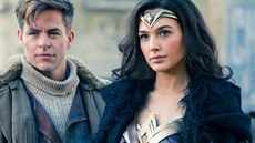 Gal Gadotová a Chris Pine ve filmu Wonder Woman 1984