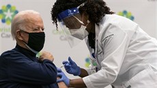 Budoucí prezident USA Joe Biden se nechal očkovat proti koronaviru. (21....