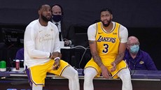 LeBron James (vlevo) a Anthony Davis (3) z LA Lakers ped zápasem s LA Clippers.