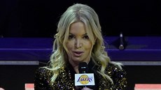 Jeanie Bussová, majitelka LA Lakers, hovoí na oslav titulu v NBA.