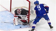 Kanadský gólman Devon Levi zasahuje proti slovenskému úto�níkovi Romanu...