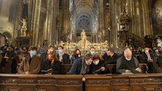 Ú�astníci p�lno�ní m�e, kterou v katedrále sv. Víta slou�il arcibiskup Dominik...