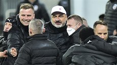 Slávistický trenér Jindřich Trpišovský (uprostřed s bílou kšiltovkou) se raduje...