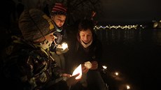 Svíčky v neděli večer rozzářily Vltavu mezi mostem Legií a Karlovým mostem v...