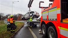 Dva lidé byli zranni po dopravní nehod osobního automobilu v Ostrav, hasii...