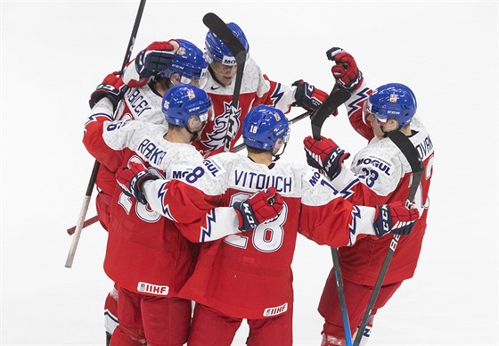 Hokejoví junioi se radují z gólu v utkání základní skupiny proti Rakousku