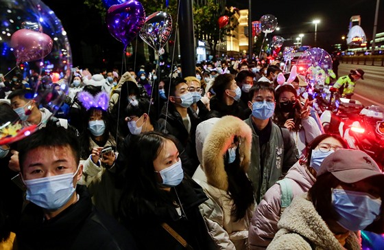 Tisíce lidí vítaly rok 2021 v ulicích čínského Wu-chanu. (31. prosince 2020)