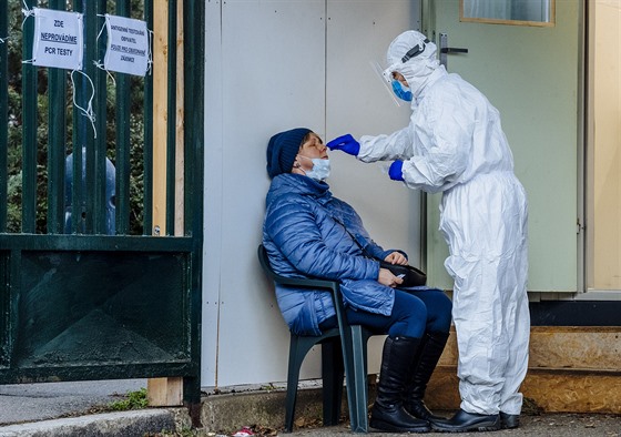 Lidé se nechávají testovat na koronavirus v odbrovém míst v Ruské ulici v...