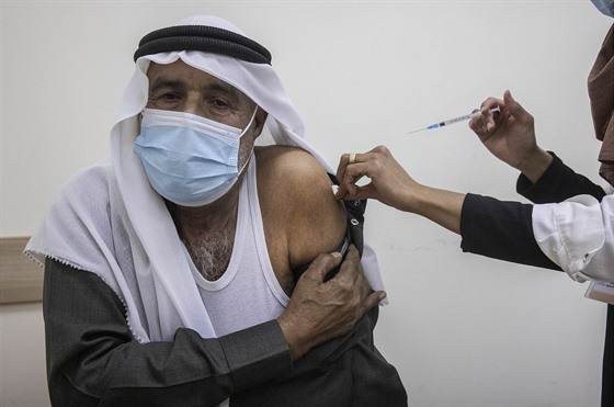 V Izraeli pokra�ují v o�kování proti koronaviru. (30. prosince 2020)