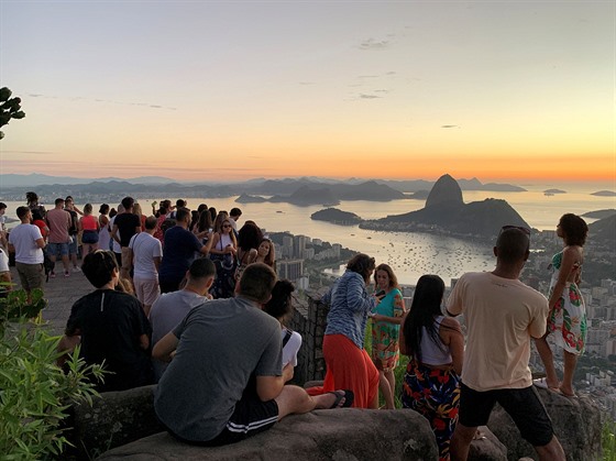Lidé čekají na příchod nového roku v brazilském Riu de Janeiro. (31. prosince...