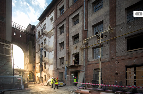Hlavní budovu už stavební dělníci zbavili nevzhledných přístavků.