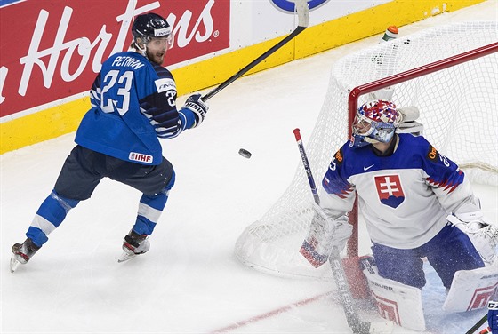 Mikko Petman (23) z Finska se neprosadil proti slovenskému gólmanovi Samuelu...