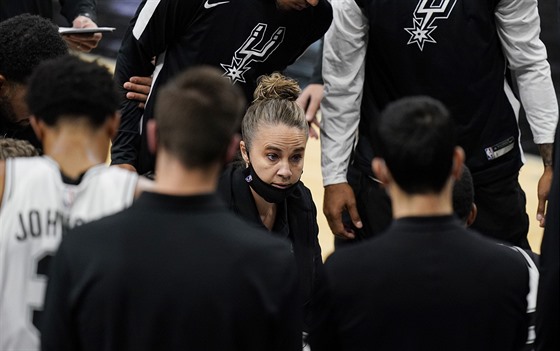 Becky Hammonová vede basketbalisty San Antonia v duelu s LA Lakers.