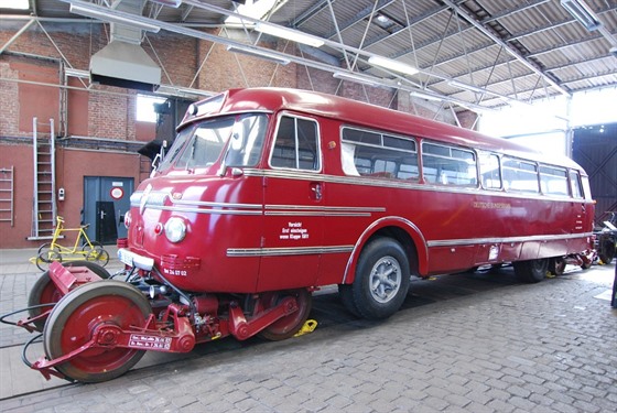 Za zhruba stoletou historii vývoje lehkých motorových voz� jezdily po �eleznici...