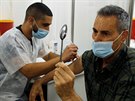 V Izraeli pokraují v okování proti koronaviru. Svou dávku vakcíny dostal i...